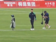  首届吴越杯在浙江嘉兴开幕：机器人送球，王钰栋开球