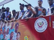 记者：因万-比萨卡参加庆祝错过足总杯，西汉姆联考虑向民主刚果索赔