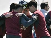 枪手球员进行“趣味”训练，4人1组用头夹住球在场上移动