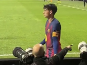 太阳报：佩德里到场边要球时，似乎误把摄影师的光头当成了球