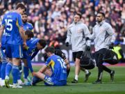 慎入，利兹球员施塔赫展示自己严重肿胀的脚踝，以回击质疑者