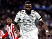 吕迪格在比赛中对卡雷拉斯说道：你是后卫，你得再逼抢紧一点