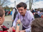 邮报：B费、马奎尔和卡里克花了一小时给都柏林球迷合影签名