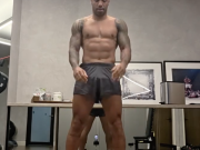 宝刀未老，48岁的亨利晒健身视频大秀健硕肌肉线条