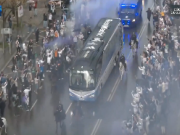 欧洲德比即将打响，大批皇马球迷冒雨走上街头为主队助威