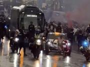 记者：皇马大巴驶向伯纳乌时，突然出现一裸奔男子在马路上跑