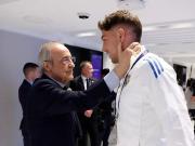 大战即将开始，老佛爷在球队抵达伯纳乌时迎接并鼓励了球员