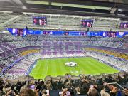 欧洲德比的氛围，皇马对拜仁赛前伯纳乌展示360度拼接式Tifo