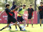 跟队记者：米兰部分球员和预备队进行了一场训练赛