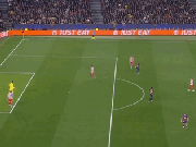 世体：皮球被踢出且在运动状态时比赛在进行，普维尔应被判点