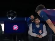 库巴西想看VAR屏幕确认自己的红牌，结果屏幕立即被关掉了