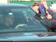 特尔施特根在巴萨基地进行恢复，他停车与现场球迷进行互动