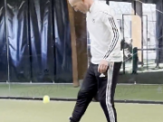 秀脚法，齐达内用一颗板式网球完成一段连续颠球