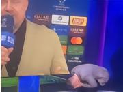 卡拉格吐槽利物浦后防太烂情绪过于激动，亨利直接躲起来了