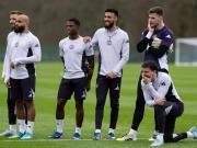 太阳报：曼联集训欢乐多，B费、库尼亚搭档头顶网球游戏全胜