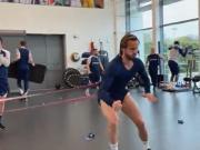  热刺晒训练照令麦迪逊被怀疑右腿肌肉萎缩，麦迪逊：角度问题