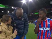 引起争议，马特塔接受采访时全程紧搂女记者