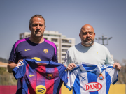  传统环节，弗里克和西人主帅马诺洛在加泰德比前举球衣合影