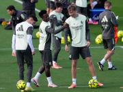 伯纳乌浮沉录少年胡伊森的淬炼与成长