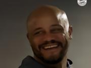 拜仁全队为孔帕尼准备惊喜生日派对，他的父母也出席