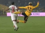 丁海峰飞踹费利佩后背染红，根据规定应至少追加停赛1场