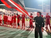 被禁赛不影响庆祝胜利，李镇全赛后挥旗庆祝球队取胜