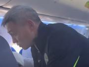 返程飞机遇到乘客不适，浙江队队医协助空乘人员进行处理