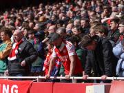 伯恩茅斯分析师在媒体席庆祝令枪迷愤怒，前者被保安护送离场