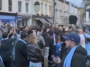  曼城球迷在伦敦街头疯狂庆祝，高唱“阿森纳，你们在看吗？”