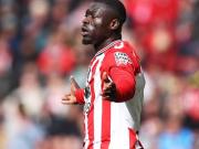 布罗贝伊疑似肘击逃红牌，热刺球迷：如果是罗梅罗就被罚下了