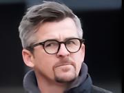 主持人：乔伊-巴顿被拘留期间瘦了，还加入了监狱足球队