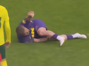 慎入，热刺旧将霍尔特比在荷甲赛场上小腿被踢出一道血口