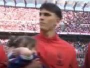 米兰小球童赛前被圣西罗狂热氛围所震撼，巴尔泰萨吉暖心安慰