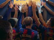 巴萨发布欧冠1/4决赛次回合海报：手摸“相信”，致敬《足球教练》