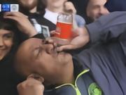 吹阿森纳水瓶的球迷：瓶子是以前口渴时找枪手替补席要的