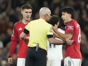 尺度一致吗？勒温被利马拉拽头发前，先用手抓到后者脖子