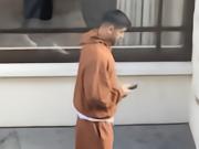 太阳报：罗梅罗戴护具现身医疗中心，走路一瘸一拐