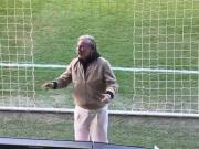 模拟压力，绿色森林流浪赛后加练点球，主教练要求球迷骂他们