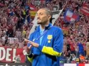 拉菲尼亚赛后向马竞球迷比手势，意为“你们下轮就回家了”