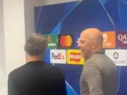 有说有笑，斯洛特和恩里克在球员通道聊得火热