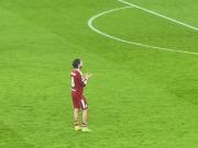 索博斯洛伊独自向球迷鼓掌致意，雨中的身影显得尤为落寞