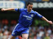 蓝军旧将布里奇在看台庆祝曼城赢球，他是曼城电视台团队一员