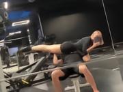 展示力量，穆德里克将女友举起做卧推