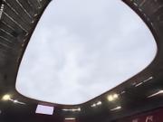 暗讽皇马？拜仁官方晒安联球场照：顺便说一句，屋顶是开着的