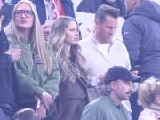 诺伊尔妻子挺着孕肚现身安联球场，两人即将迎来第二个孩子