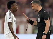 不满其故意推倒基米希，拜仁球迷不断对维尼修斯发出嘘声