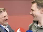 舒梅切尔和诺伊尔开玩笑：你想让比赛再变得刺激一点，对吧？