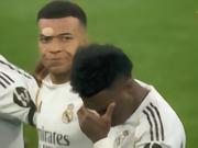 拜仁球迷在皇马传奇默哀仪式时发出噪音，姆巴佩难以置信地摇了摇头