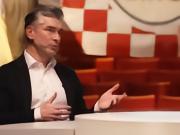 记者：尽管新月有意利物浦体育总监休斯，但他今夏不会离队