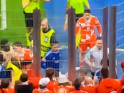 逆转比分后白学堡球员举角旗杆庆祝，随后双方发生激烈冲突